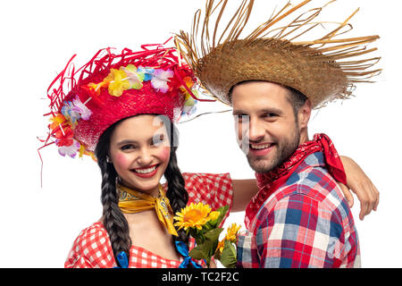 Glücklicher Mann und junge Frau in festlicher Kleidung mit Sonnenblumen an Kamera isoliert auf weißem suchen Stockfoto