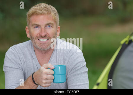 Glückliche Menschen trinken Kaffee im Zelt Stockfoto