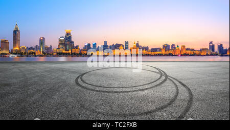 Shanghai Pudong Skyline der Stadt und den leeren Asphalt Boden in der Nacht Stockfoto