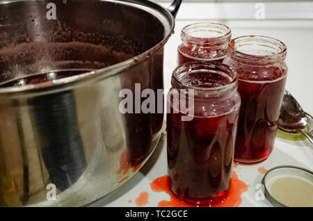 Putting gekocht strawberyes in die Gläser - Zucker adiction Stockfoto