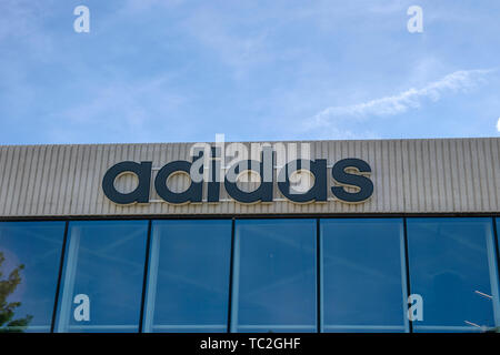 Reklametafeln aus der Adidas Unternehmen in Amsterdam Die Niederlande 2019 Stockfoto