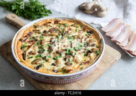 Hausgemachte Quiche Lorraine mit Huhn, Pilzen, Käse und Speck. Törtchen mit Huhn. Chicken Pie. Mushroom pie/ Stockfoto