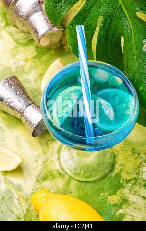 Blau alkoholfreien Cocktail mit Eis und Kalk. Blue Lagoon cocktail Stockfoto