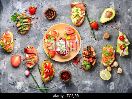 Vielzahl von kleinen Sandwiches. Bruschetta ist traditionell italienisch Gemeinsame folk Gericht. Stockfoto