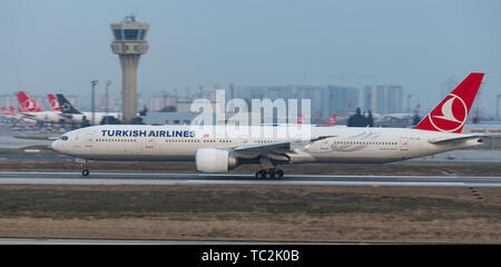 ISTANBUL, Türkei - Januar 19, 2019: Turkish Airlines Boeing 777-3 F 2ER (CN 40707) zieht aus Istanbul Ataturk Flughafen. Dein ist die Fluggesellschaft von Stockfoto