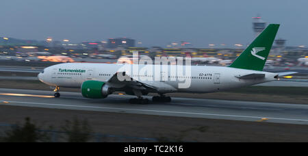 ISTANBUL, Türkei - Januar 19, 2019: Turkmenistan Airlines Boeing 777-22 KLR (CN 42297) zieht aus Istanbul Ataturk Flughafen. TUA mit 29 Flotte Stockfoto