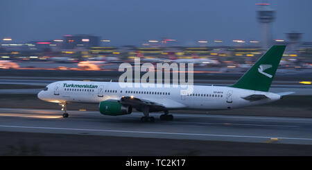 ISTANBUL, Türkei - Januar 19, 2019: Turkmenistan Airlines Boeing 757-22 K (CN 30863) zieht aus Istanbul Ataturk Flughafen. TUA mit 29 flotte Größe a Stockfoto