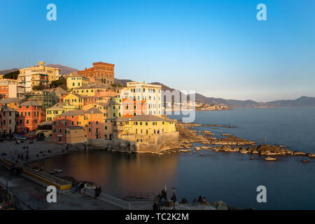 Genua, Italien, 23. März 2019 - Blick auf Genua Boccadasse bei Sonnenuntergang, ein Fischerdorf mit bunten Häusern in Genua, Italien. Stockfoto