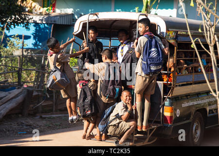 SAKON NAKHON, THAILAND JANUAR 23, 2019 - Gruppe der Jungen Verlassen der Schule auf eine Schule Bus im Dorf Akat Amnuai, Sakon Nakhon, Thailand Stockfoto