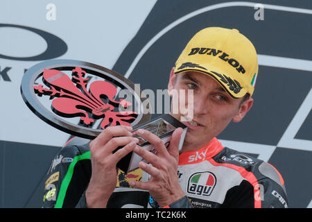 SCARPERIA, FIRENZE Italien am 2. Juni 2019 Luca Marini an Italien (der Bruder von Valentino Rossi) und Sky Racing Team VR 46 feiert seinen zweiten Platz auf dem Podium am Ende das Rennen MotoGP 2019 Grand Prix von Italien in Mugello am 2. Juni 2019 (Foto von Marco Iorio) Stockfoto