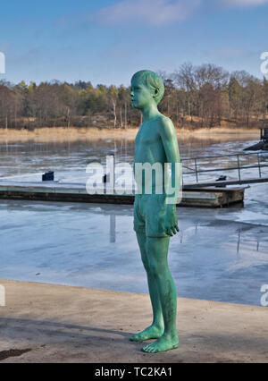 Junge (2012) eine bemalte Bronze Skulptur von Lars Nilsson, Artipelag, Halludden Halbinsel, Varmdo, Stockholmer Schären, Schweden, Skandinavien Stockfoto