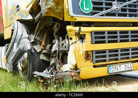 Schäden, die der Lkw nach Zusammenstoß mit Auto, Unfall im Mai 23, 2019 geschah, in Lettland neben Pinki Stockfoto
