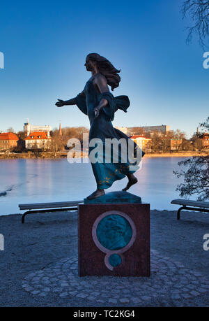 Statue von der Dame, die sich für den Frieden in der Welt von Peter Linde (2016), Djurgarden Stockholm Schweden Stockfoto