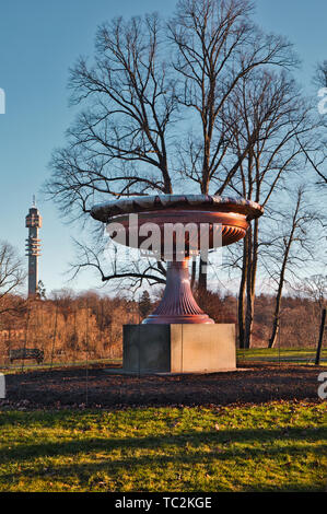 Gigantische Porphyr Vase mit Kaknastornet Fernsehturm im Hintergrund, Rosendal Palast Gärten (rosendals Slott), Djurgarden Stockholm Schweden Stockfoto