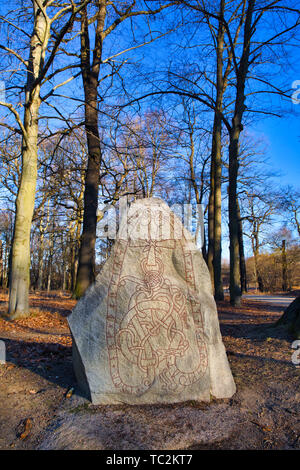 Alte Wikinger runenstein U 124, Karlberg Palace Park, Solna, Stockholm, Schweden, Skandinavien Stockfoto