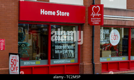 Llandudno, Großbritannien - 6. Mai 2019: Die llandudno Zweigstelle der British Heart Foundation Home Store. Die Charity Shop ist spezialisiert auf gebrauchte Möbel, househol Stockfoto