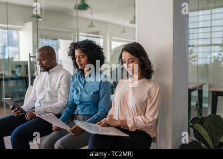 Bewerber außerhalb von Büro des Managers warten vor dem Interview Stockfoto