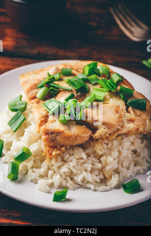 Weißer Reis mit Rührei mit Huhn und Frühlingszwiebeln auf Platte Stockfoto