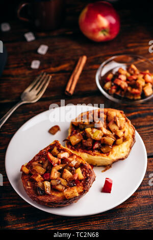 French Toast mit Apfel karamellisierte mit Zimt Stockfoto