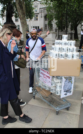 London, Großbritannien. 04 Juni, 2019. London, Großbritannien. Donald Trump Toilettenpapier. Eines der Elemente auf der anti-Donald Trump Demonstrationen nach seinem offiziellen Besuch in Großbritannien. 4. Juni 2019 Ref: LMK11-S 2525-040619 Steve Bealing / Sehenswürdigkeit Media Credit: LMK MEDIA/Alamy leben Nachrichten Stockfoto