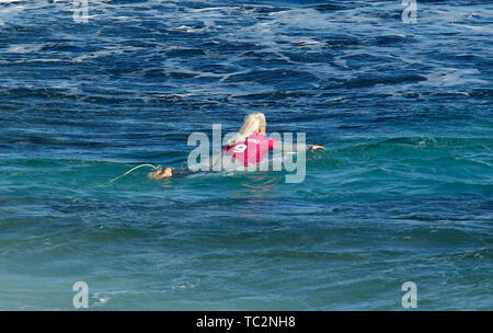 Surfers Point, Prevelly, Western Australia. 4. Juni, 2019. Margaret River Pro der Welt surfen League World Championship Tour; Tatiana Weston Webb von Brasilien Paddel an die Pause für ihre abschließenden gegen Lakey Peterson von den Usa Credit: Aktion plus Sport/Alamy leben Nachrichten Stockfoto