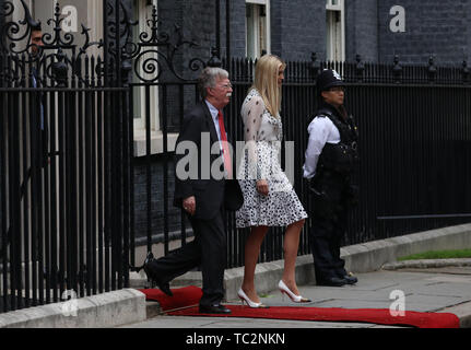 London, Großbritannien. 04 Juni, 2019. Ivanka Trump (White House Advisor und erste Tochter der Vereinigten Staaten), geht hinter John Bolton (National Security Advisor), nach Nummer 10 Downing Street. Der Präsident traf der Ministerpräsident bei seinem Staatsbesuch in Großbritannien. Donald Trump, Staatsbesuch, die Downing Street, London, UK am 4. Juni 2019. Credit: Paul Marriott/Alamy leben Nachrichten Stockfoto