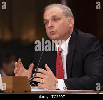 Washington, District of Columbia, USA. 4. Juni, 2019. Herr Kemp Chester, Associate Director, National Opioide Coordination Group Büro für nationale Politik der Drogenkontrolle erscheint vor dem Senat-rechtsausschusse für eine Anhörung auf Fentanyl Analoga & die auslaufenden Not Planungsreihenfolge auf dem Capitol Hill in Washington, DC, 4. Juni 2019. Quelle: Chris Kleponis/CNP Credit: Chris Kleponis/CNP/ZUMA Draht/Alamy leben Nachrichten Stockfoto