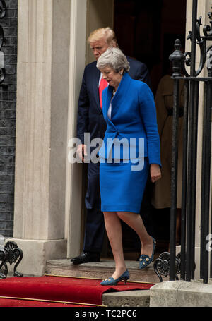 London, Großbritannien. 4. Juni, 2019. Premierminister Theresa May und US-Präsident Donald Trump verlassen Downing Street 10 für ein Treffen am zweiten Tag des US-Präsidenten und der First Lady des dreitägigen Staatsbesuch. Gary Mitchell/Alamy Leben Nachrichten. Stockfoto