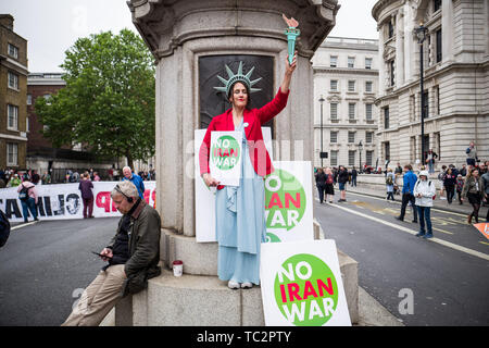 London, Großbritannien. 4. Juni, 2019. Der Protest Route führte von dem Londoner Trafalgar Square, dem Parlament entfernt. Demonstranten gegen die Trumpf-Verwaltung auf eine ganze Reihe von Fragen. Eine riesige Polizei und Security Operation wurde mit Demonstranten Demonstration direkt vor Downing Street und Straße die Verschlüsse am richtigen Ort sind ausgeschlossen. Credit: Velaren Grant/ZUMA Draht/Alamy leben Nachrichten Stockfoto