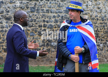 London, UK, 04. Juni 2019. Sam Gyimah, Konservative und Tory Spitzenkandidaten Ehemalige Ausbildung Sekretärin, spricht mit Steven Bray, Gründerin der Bewegung Anti-Brexit ODEM' und Westminster Herr Stop Brexit. Gyimah warf seinen Hut in den Ring für den Tory Führung am Juni 02nd, werden der erste Kandidat ein zweites Referendum über Brexit zu sichern. Credit: Imageplotter/Alamy leben Nachrichten Stockfoto