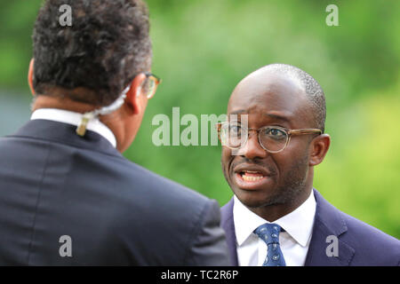 London, UK, 04. Juni 2019. Sam Gyimah, Konservative und Tory Spitzenkandidaten Ehemalige Ausbildung Sekretärin, spricht mit Channel 4 News presenter Krishnan Guru-Murthy. Gyimah warf seinen Hut in den Ring für den Tory Führung am Juni 02nd, werden der erste Kandidat ein zweites Referendum über Brexit zu sichern. Credit: Imageplotter/Alamy leben Nachrichten Stockfoto