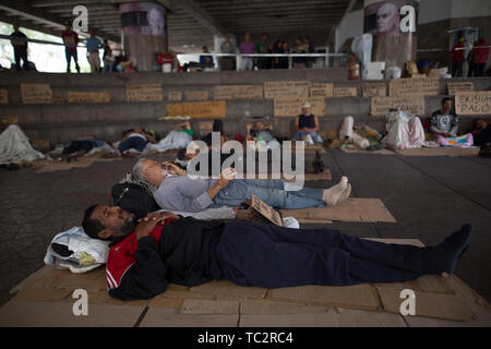 04. Juni 2019, Venezuela, Caracas: Ehemalige Ölarbeiter liegen auf Karton in einem Camp, wo Sie die Aufmerksamkeit auf sich mit einem Hungerstreik zu zeichnen möchten. Einige Männer haben im Hungerstreik für sechs Tage. Ehemalige Exxon Mobil Oil Company Arbeiter fordern Zahlung von Vereinbarungen und Sozialversicherungsbeiträge hervorragende Nach der Verstaatlichung von US Oil Company Projekt in Venezuela. "Präsident Maduro und seine Minister wird sicherlich drei Mahlzeiten am Tag in Ruhe essen. Er auch an uns denken [.], unserer legitimen Forderung sollte", sagt der 60-jährige Humberto Cifontes. Foto: Rafael Hernandez/ Stockfoto