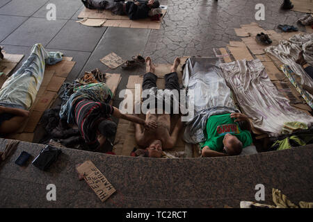 04. Juni 2019, Venezuela, Caracas: Ehemalige Ölarbeiter liegen in einem Camp, wo Sie die Aufmerksamkeit auf sich mit einem Hungerstreik zu zeichnen möchten. Einige Männer haben im Hungerstreik für sechs Tage. Ehemalige Exxon Mobil Oil Company Arbeiter fordern Zahlung von Vereinbarungen und Sozialversicherungsbeiträge hervorragende Nach der Verstaatlichung von US Oil Company Projekt in Venezuela. "Präsident Maduro und seine Minister wird sicherlich drei Mahlzeiten am Tag in Ruhe essen. Er auch an uns denken [.], unserer legitimen Forderung sollte", sagt der 60-jährige Humberto Cifontes. Foto: Rafael Hernandez/dpa Stockfoto