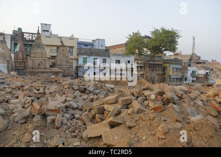 Varanasi. 31. Mai, 2019. 31. Mai 2019 - Varanasi, Indien. In dem Allerheiligsten der hinduistische Tempel Stadt Varanasi viele Alt & einzigartige Gebäude, so alt wie die 100 Jahre wurden dem Erdboden gleichgemacht zu Boden weg für anspruchsvolle pet-Ministerpräsident Narendra Modi des Projekts wie die kashi Vishawanath Tempel Flur. Varanasi Tempel Stadt bekannt zu machen, ist in der hinduistischen Mythologie als der älteste bekannte Stadt der menschlichen Zivilisation betrachtet und ist sehr heilig. Es ist sehr beliebt bei ausländischen Besucher nach Indien kommen, weil der Charme der alten Welt, bestehend aus einem Labyrinth von kleinen durch Gassen und zahlreiche Tempel. (Bild: © subhas Stockfoto