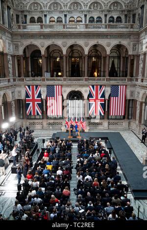 London, Großbritannien. 04 Juni, 2019. Us-Präsident Donald Trump und Ausgehende britische Premierminister Theresa May hält eine gemeinsame Pressekonferenz in der Fco Juni 4, 2019 in London, England. Credit: Planetpix/Alamy leben Nachrichten Stockfoto