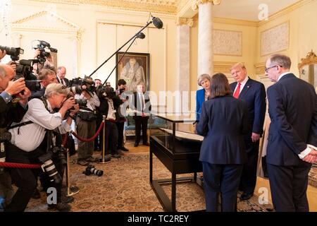 London, Großbritannien. 04 Juni, 2019. Us-Präsident Donald Trump ausgehende britische Premierminister Theresa May und ihr Ehemann Philip kann, rechts, um eine Kopie der US-amerikanischen Unabhängigkeitserklärung während einer Tour durch das historische Dokumente an #10 Downing Street Juni 4, 2019 in London, England. Die handschriftlichen Pergament Kopie der US-Erklärung der Unabhängigkeit, als die Sussex Erklärung bekannt, ist eine von nur zwei bekannt. Credit: Planetpix/Alamy leben Nachrichten Stockfoto