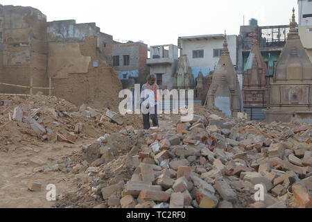 Varanasi. 31. Mai, 2019. 31. Mai 2019 - Varanasi, Indien. In dem Allerheiligsten der hinduistische Tempel Stadt Varanasi viele Alt & einzigartige Gebäude, so alt wie die 100 Jahre wurden dem Erdboden gleichgemacht zu Boden weg für anspruchsvolle pet-Ministerpräsident Narendra Modi des Projekts wie die kashi Vishawanath Tempel Flur. Varanasi Tempel Stadt bekannt zu machen, ist in der hinduistischen Mythologie als der älteste bekannte Stadt der menschlichen Zivilisation betrachtet und ist sehr heilig. Es ist sehr beliebt bei ausländischen Besucher nach Indien kommen, weil der Charme der alten Welt, bestehend aus einem Labyrinth von kleinen durch Gassen und zahlreiche Tempel. (Bild: © subhas Stockfoto