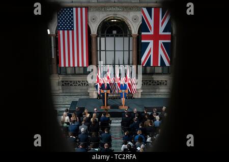 London, Großbritannien. 04 Juni, 2019. Us-Präsident Donald Trump und Ausgehende britische Premierminister Theresa May hält eine gemeinsame Pressekonferenz in der Fco Juni 4, 2019 in London, England. Credit: Planetpix/Alamy leben Nachrichten Stockfoto