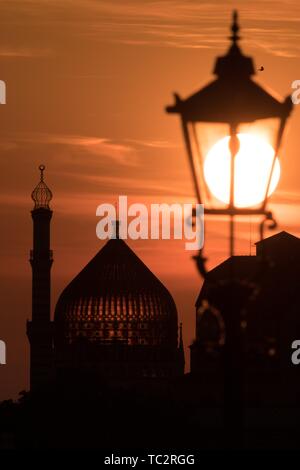 Dresden, Deutschland. 04 Juni, 2019. Die Sonne geht hinter eine Laterne neben dem ehemaligen Zigarettenfabrik Yenidze in Dresden. Credit: Sebastian Kahnert/dpa-Zentralbild/dpa/Alamy leben Nachrichten Stockfoto