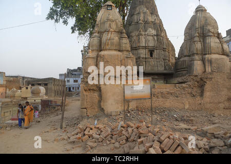 Varanasi. 31. Mai, 2019. 31. Mai 2019 - Varanasi, Indien. In dem Allerheiligsten der hinduistische Tempel Stadt Varanasi viele Alt & einzigartige Gebäude, so alt wie die 100 Jahre wurden dem Erdboden gleichgemacht zu Boden weg für anspruchsvolle pet-Ministerpräsident Narendra Modi des Projekts wie die kashi Vishawanath Tempel Flur. Varanasi Tempel Stadt bekannt zu machen, ist in der hinduistischen Mythologie als der älteste bekannte Stadt der menschlichen Zivilisation betrachtet und ist sehr heilig. Es ist sehr beliebt bei ausländischen Besucher nach Indien kommen, weil der Charme der alten Welt, bestehend aus einem Labyrinth von kleinen durch Gassen und zahlreiche Tempel. (Bild: © subhas Stockfoto