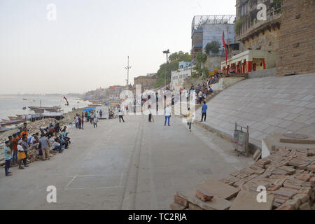 Varanasi, Indien. 31. Mai, 2019. 31. Mai 2019 - Varanasi - INDIEN. junge Inder spielen Straße Kricket auf der Straße und Ghats der Hindu heilige Stadt Varanasi. Credit: Subhash Sharma/ZUMA Draht/Alamy leben Nachrichten Stockfoto