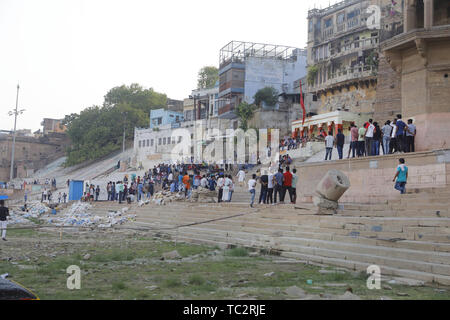 Varanasi, Indien. 31. Mai, 2019. 31. Mai 2019 - Varanasi - INDIEN. junge Inder spielen Straße Kricket auf der Straße und Ghats der Hindu heilige Stadt Varanasi. Credit: Subhash Sharma/ZUMA Draht/Alamy leben Nachrichten Stockfoto