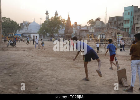 Varanasi, Indien. 31. Mai, 2019. 31. Mai 2019 - Varanasi - INDIEN. junge Inder spielen Straße Kricket auf der Straße und Ghats der Hindu heilige Stadt Varanasi. Credit: Subhash Sharma/ZUMA Draht/Alamy leben Nachrichten Stockfoto