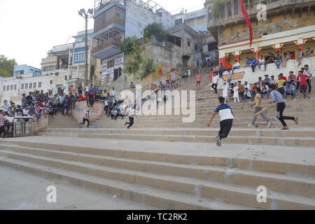 Varanasi, Indien. 31. Mai, 2019. 31. Mai 2019 - Varanasi - INDIEN. junge Inder spielen Straße Kricket auf der Straße und Ghats der Hindu heilige Stadt Varanasi. Credit: Subhash Sharma/ZUMA Draht/Alamy leben Nachrichten Stockfoto