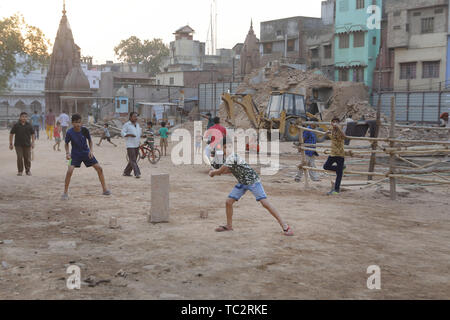 Varanasi, Indien. 31. Mai, 2019. 31. Mai 2019 - Varanasi - INDIEN. junge Inder spielen Straße Kricket auf der Straße und Ghats der Hindu heilige Stadt Varanasi. Credit: Subhash Sharma/ZUMA Draht/Alamy leben Nachrichten Stockfoto