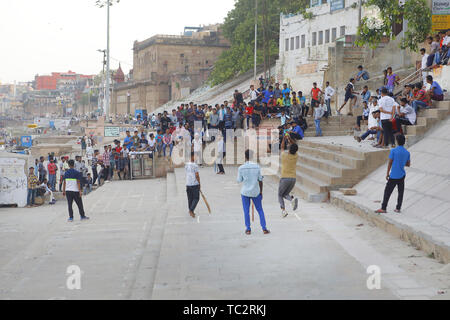 Varanasi, Indien. 31. Mai, 2019. 31. Mai 2019 - Varanasi - INDIEN. junge Inder spielen Straße Kricket auf der Straße und Ghats der Hindu heilige Stadt Varanasi. Credit: Subhash Sharma/ZUMA Draht/Alamy leben Nachrichten Stockfoto