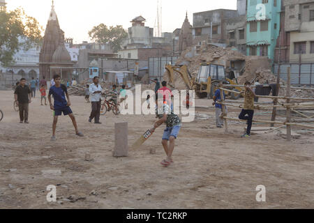 Varanasi, Indien. 31. Mai, 2019. 31. Mai 2019 - Varanasi - INDIEN. junge Inder spielen Straße Kricket auf der Straße und Ghats der Hindu heilige Stadt Varanasi. Credit: Subhash Sharma/ZUMA Draht/Alamy leben Nachrichten Stockfoto