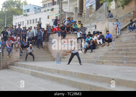 Varanasi, Indien. 31. Mai, 2019. 31. Mai 2019 - Varanasi - INDIEN. junge Inder spielen Straße Kricket auf der Straße und Ghats der Hindu heilige Stadt Varanasi. Credit: Subhash Sharma/ZUMA Draht/Alamy leben Nachrichten Stockfoto