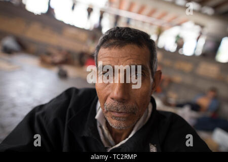 04. Juni 2019, Venezuela, Caracas: Humberto Cifontes sieht einen Hungerstreik, mit dem er und die ehemaligen Arbeiter wollen die Aufmerksamkeit auf sich zu ziehen enttäuscht. Einige in der Gruppe bereits im Hungerstreik für sechs Tage. Ehemalige Exxon Mobil Oil Company Arbeiter fordern Zahlung von Vereinbarungen und Sozialversicherungsbeiträge hervorragende Nach der Verstaatlichung von US Oil Company Projekt in Venezuela. "Präsident Maduro und seine Minister wird sicherlich drei Mahlzeiten am Tag in Ruhe essen. Er auch an uns denken [.], unserer legitimen Forderung sollte", sagt der 60-Jährige. Foto: Stockfoto