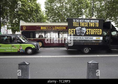 London, Großbritannien. 4. Juni, 2019. Ein Fahrzeug zeigt ein anti-Trumpf-Nachricht als Menschen in Central London sammeln gegen staatliche US-Präsident Donald Trump Besuch in Großbritannien zu demonstrieren. Credit: Elizabeth Dalziel/ZUMA Draht/Alamy leben Nachrichten Stockfoto